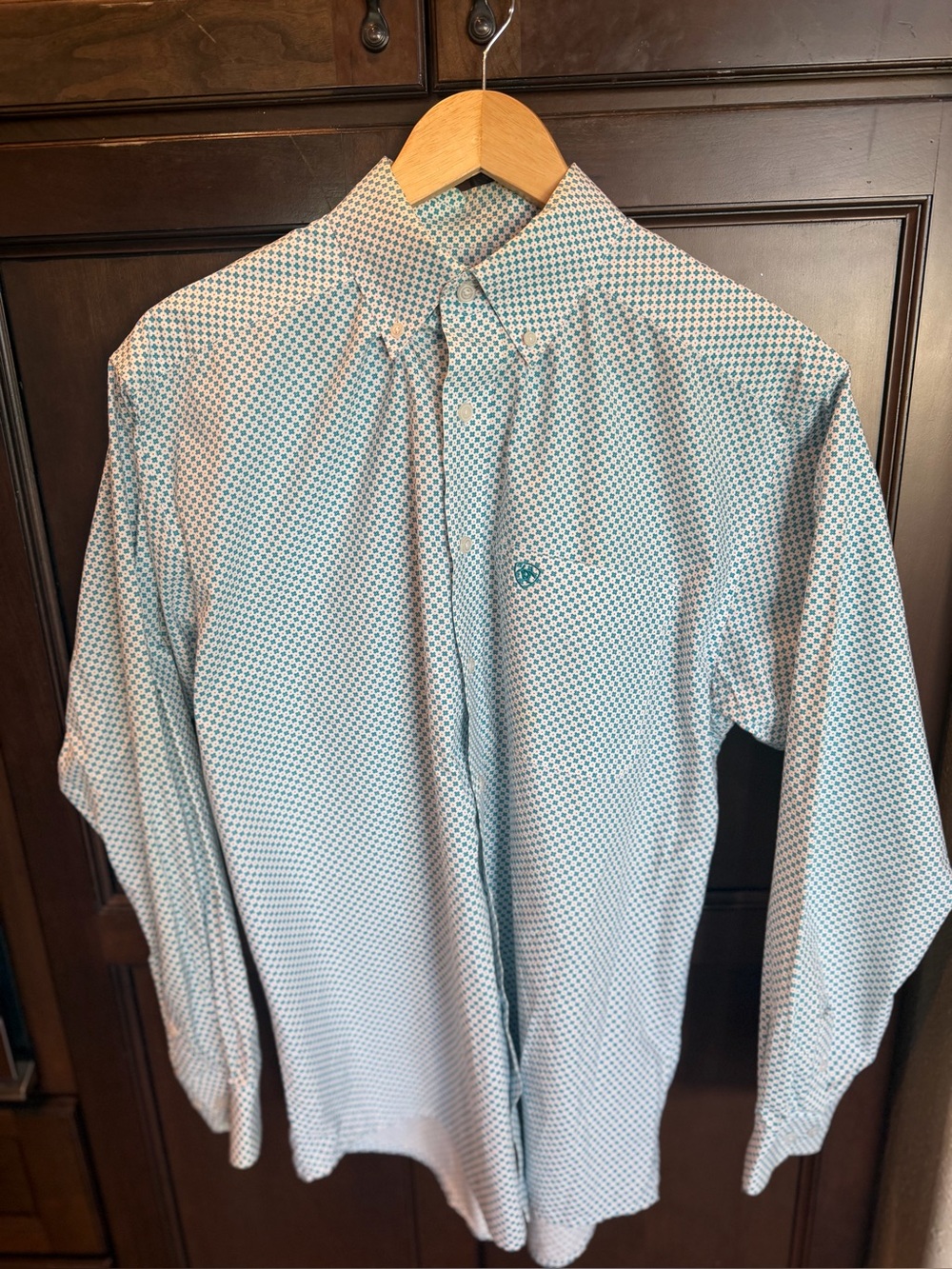 Ariat long sleeve button down shirt 
Blue
